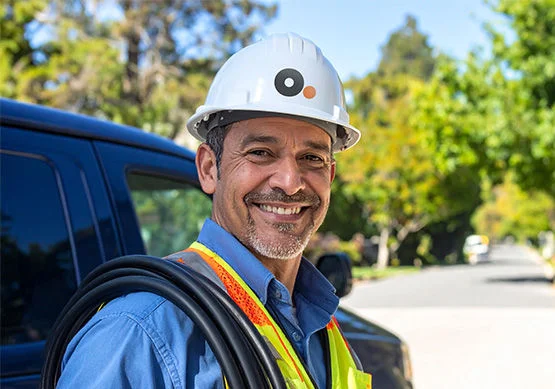 An Optimum associate shares information about the Optimum e-Tailer partner program with a business owner. 